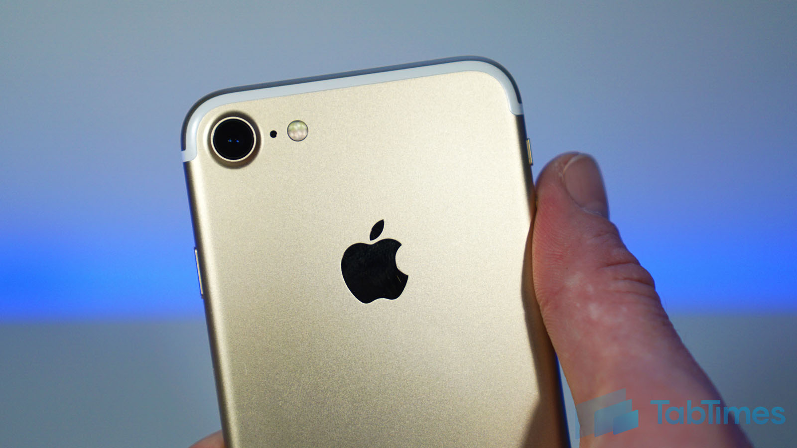 Apple iPhone 7 gold Apple logo camera