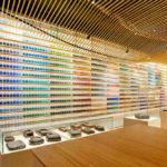 23850 4200 пигментов выставили в ряд в японском магазине красок