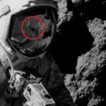 115373 Что за человек отражается в шлеме астронавта на Луне