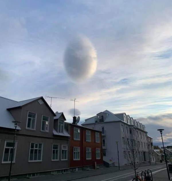 Огромное облако-яйцо зависло над городом в Исландии