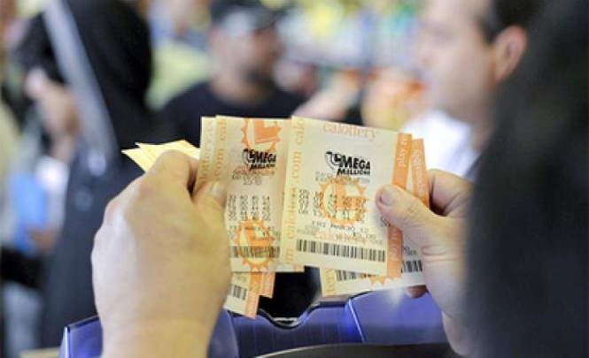 Женщина купила два лотерейных билета и сорвала куш