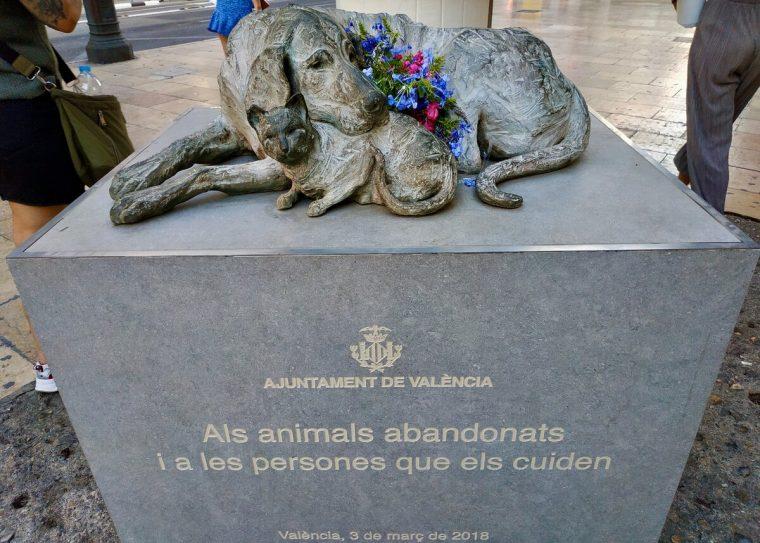 Монумент «Бродячие» — памятник милосердию животных и человеческому эгоизму