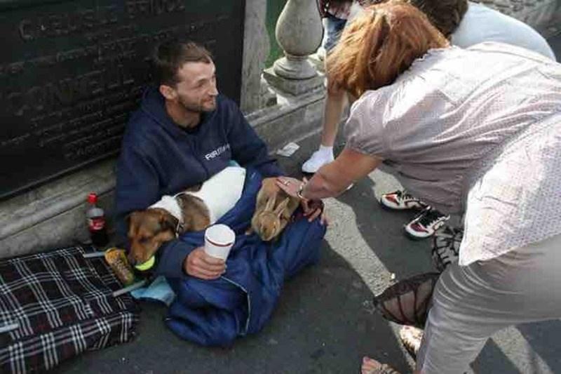 Их богатство — в их сердцах: бездомные, которые отдали четвероногому другу последний кусочек хлеба