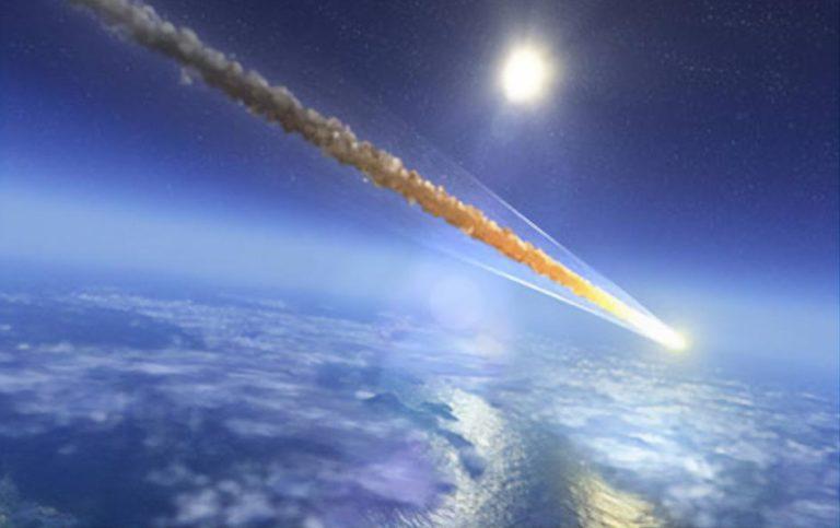 В Сети появились видео падения 10-тонного метеорита в Китае