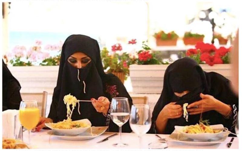 Трудности религии: арабские женщины и рестораны просто несовместимы